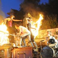 Na Rock for People se bude hrát MacBeth, zaparkuje zde divadelní maringotka a zahřmí i industriální show