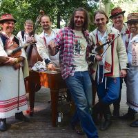 Trutnoff Open Air porušuje tradici. Dává do prodeje jednodenní vstupenky a užívá si rozmanitosti. Vedle Prodigy či metalu Gojira zahraje i cimbálovka a dívčí soubor z Kozojídek.