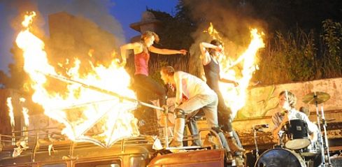 Na Rock for People se bude hrát MacBeth, zaparkuje zde divadelní maringotka a zahřmí i industriální show