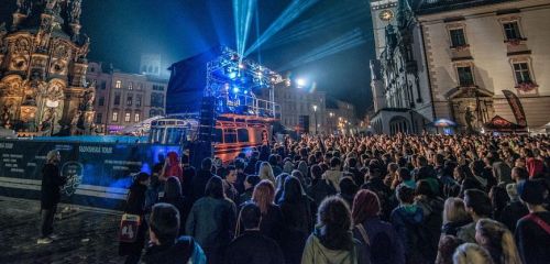 Red Bull Tour Bus a Rock for People roztančí tento týden Hradec i Olomouc