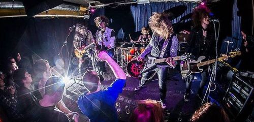 Štýlové outfity, natupírované vlasy a poriadna energická show! Aj to je kapela Friday Whiskey.