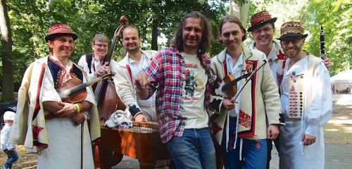 Trutnoff Open Air porušuje tradici. Dává do prodeje jednodenní vstupenky a užívá si rozmanitosti. Vedle Prodigy či metalu Gojira zahraje i cimbálovka a dívčí soubor z Kozojídek.